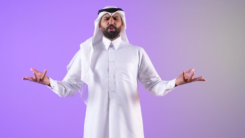 الشعور بالحيرة وعدم المعرفة، بورتريه لرجل عربي خليجي قطري يرتدي الغترة والثوب التقليدي يرفع يفتح كفيه بإيماءات عدم التأكد, التردد وعدم الثقة بخصوص أمر معين، شاب سعودي يقف باستقامة ينظر إلى الكاميرا،خلفية بنفسجية