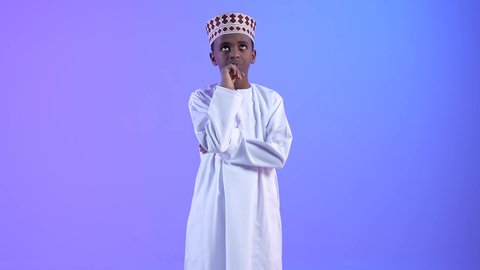 تعابير الإعجاب والرضى، ولد عربي خليجي عماني مبتسم يرتدي الدشداشة والكمة يضع يده على عينه بإيماءات الامتياز والجودة ، مفهوم القبول والموافقه