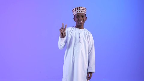 علامة السلام والقوه, ولد عربي عماني خليجي يرفع يده الى الاعلى بتعابير الفوز والكسب، ايماءات وجه ويدين تدل على الإنتصار, مفهوم الإعجاب والرضا