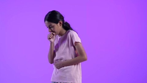 الكحة والتهاب الحلق والحاجة للعلاج، الإصابة بالأنفلونزا ونزلات البرد, إيماءات الإرهاق والتعب الشديد، بنت عربية خليجية عمانية تضع يدها أمام فمها وتقوم بالسعال