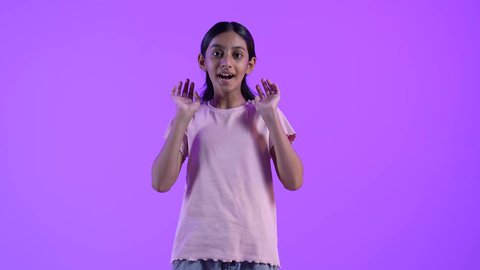 تعابير الذعر والخوف من شيء ما، مد اليدين للأمام محاولة للدفاع عن النفس، بنت عربية خليجية عمانية  تظهر عليها علامات الرعب، ايماءات طلب النجدة والانقاذ