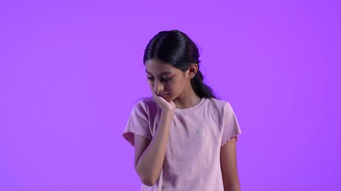 ايماءات التعب والإرهاق, تسوس الأضراس و إلتهاب اللثه, بنت عربية خليجية عمانية تضع يدها على خدها ،تعابير وجه ويدين تدل على الشعور بألم الأسنان, الحاجه لزيارة طبيب الأسنان لوضع خطة علاجية