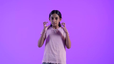 الغضب من شيء ما, ايماءات يدين ووجه تدل على الضجر و الاستياء وعدم الرضا, بنت عربية خليجية عمانية ترفع يديها للاعلى بتعابير العصبية