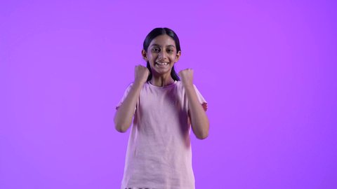 الإعجاب والرضا و الشعور بالسعاده، تحقيق الاهداف و إنجاز المهام, بنت عربية خليجية عمانية ترفع يديها بإيماءات النصر والفوز و الكسب, علامات وتعابير والفرح والقوة