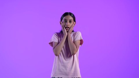 الصدمة والتعجب من حصول أمر ما، النظر إلى الكاميرا بتعابير الدهشة والخوف، بنت عربية خليجية عمانية تضع يديها على وجهها بإيماءات تدل على الذهول