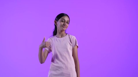 محادثات ودردشات و صداقات وتعارف, التواصل الإجتماعي عبر الجوال، بنت عربية عمانية خليجية ترتدي الزي الكاجوال , إيماءات وجه ويدين تدل على إجراء مكالمه هاتفيه, طلب التواصل عبر الهاتف المحمول