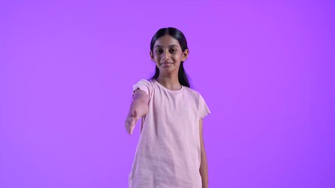 الترحيب و السلام و إلقاء التحية، بناء علاقات و تكوين صداقات جديدة، بنت عربية خليجية عمانية ترتدي الزى الكاجوال تقوم بمد اليد للمصافحة وإلقاء التحية، الاستقبال بوجه بشوش وسمح