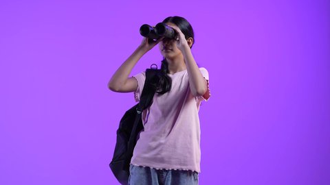 دمج التقنيات الحديثة بالتعلم، محاكاة العالم الخيالي، طالبة عربية خليجية عمانية ترتدي حقيبة الظهر تضع نظارة الفي ار ثلاثية الأبعاد ،مفهوم التفاعل والاندماج