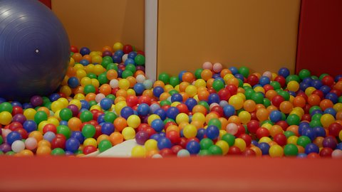 قضاء اوقات رائعة في مدينة الملاهي ،  الاستمتاع باللعب في العطلة الصيفية ، اوقات التسلية و الترفيه ،طفل سعودي مصاب بمتلازمة داون في مدينة الألعاب ، يلعب في حوض الكور البلاستيكية