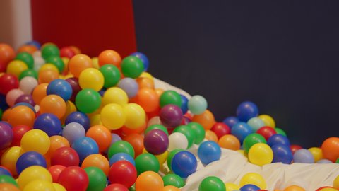 الاستمتاع باللعب في العطلة الصيفية ،قضاء اوقات رائعة في مدينة الملاهي ، اوقات التسلية و الترفيه ، طفل سعودي مصاب بمتلازمة داون في مدينة الألعاب ، يلعب في حوض الكور البلاستيكية