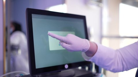 مفهوم التطور التكنولوجي في القطاع الصحي ، طبيبة عربيه خليجية سعودية تقوم بالنقر على شاشة الكمبيوتر ، معدات وأدوات طب الأسنان، متابعة نتائج الفحوصات ،استخدام التكنولوجيا والتقنيات الحديثة في العيادات الطبية ومراكز الأشعة