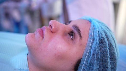 مفهوم العناية والإهتمام بنضارة وتحسين البشرة، استخدام مكونات تجميلية نسائية ، ترطيب وتقشير وتفتيح الجلد، سيدة عربية خليجية عمانية تجلس على كرسي العيادة