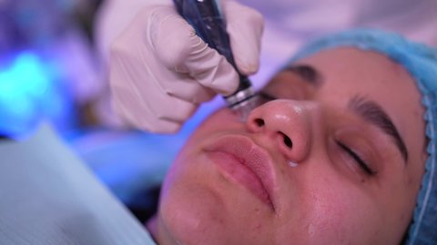 فتاة عربية عمانية خليجية تجلس على كرسي العلاج في موعد بعيادة طبية مختصة بالتنظيف والعناية بالبشرة، تقديم الخدمات والرعاية الصحية ، جلسة ليزر في عيادة خاصة، طبيبة عربية خليجية عمانية تستخدام احدث التقنيات لعلاج الوجه