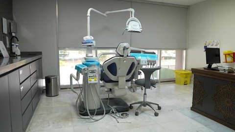 طب وجراحة الفم والأسنان، كرسي الكتروني طبي كهربائي للمريض، غرفة مجهزه بالأدوات والأجهزة الطبيه الحديثه السنية، استخدام التقنيه والتكنولوجيا في العلاج والطب الحديث، عيادات ومراكز صحيه متطوره