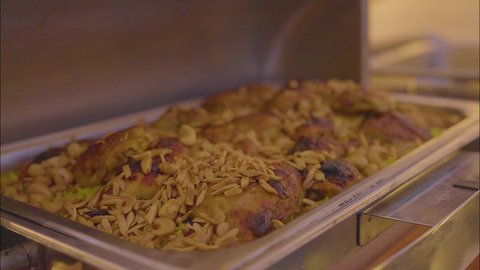 تصوير مقرب لصحن من أرز المندي مع الدجاج المشوي والخضار الطازجة، أثاث داخلي راقي لمطعم على الطراز الحديث في المملكة العربية السعودية، صالة مطعم ومقهى بديكورات وألوان جذابة، التصاميم الداخلية للكافيهات والمطاعم، طاولة البوفيه المفتوح في العشاء