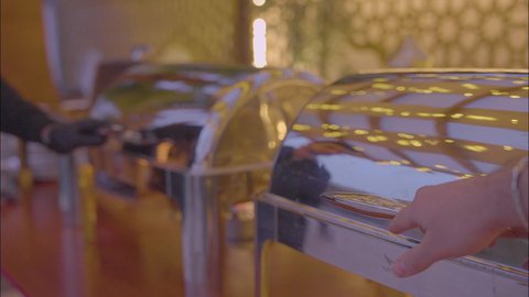 طاولة البوفيه المفتوح في العشاء ، تصوير مقرب لصحن من أرز الكبسة مع قطع اللحم، أثاث داخلي راقي لمطعم على الطراز الحديث في المملكة العربية السعودية، صالة مطعم ومقهى بديكورات وألوان جذابة، التصاميم الداخلية للكافيهات والمطاعم