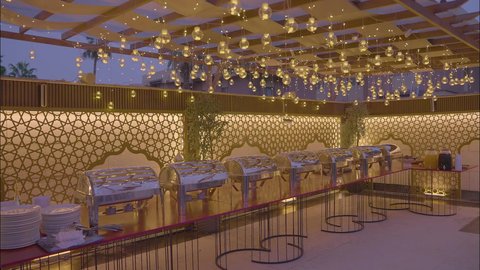 الديكورات والتصاميم الداخلية للكافيهات والمطاعم، صالة مطعم ومقهى بديكورات وألوان جذابة، تصوير لطاولة البوفيه المفتوح في العشاء ،أثاث داخلي راقي لمطعم على الطراز الحديث في المملكة العربية السعودية