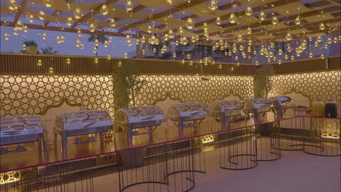 أثاث داخلي راقي لمطعم على الطراز الحديث في المملكة العربية السعودية، الديكورات والتصاميم الداخلية للكافيهات والمطاعم، صالة مطعم ومقهى بديكورات وألوان جذابة، تصوير من الاعلى لطاولة البوفيه المفتوح في العشاء