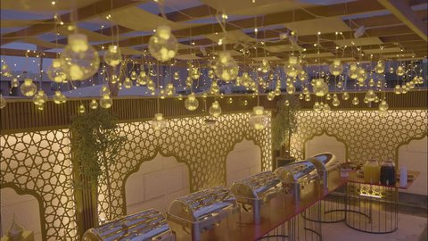 الديكورات والتصاميم الداخلية للكافيهات والمطاعم، صالة مطعم ومقهى بديكورات وألوان جذابة، تصوير لطاولة البوفيه المفتوح في العشاء، أثاث داخلي راقي لمطعم على الطراز الحديث في المملكة العربية السعودية