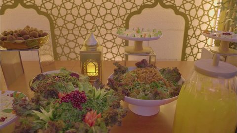 صالة مطعم ومقهى بديكورات وألوان جذابة، تصوير مقرب لطاولة البوفيه المفتوح في العشاء، الديكورات والتصاميم الداخلية للكافيهات والمطاعم،  أثاث داخلي راقي لمطعم على الطراز الحديث في المملكة العربية السعودية