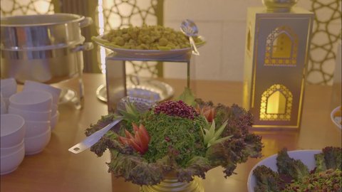 صحن تبولة مزين بالخضار والفواكه، تصوير مقرب لطاولة البوفيه المفتوح المجهزة بأطباق متنوعة من المأكولات الشرقية، أثاث داخلي راقي لمطعم على الطراز الحديث في المملكة العربية السعودية، صالة مطعم ومقهى بديكورات وألوان جذابة، التصاميم الداخلية للكافيهات والمطاعم