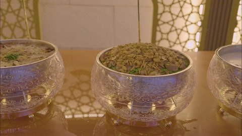 تصوير مقرب لطاولة البوفيه المفتوح في العشاء، الديكورات والتصاميم الداخلية للكافيهات والمطاعم، صالة مطعم ومقهى بديكورات وألوان جذابة، أثاث داخلي راقي لمطعم على الطراز الحديث في المملكة العربية السعودية