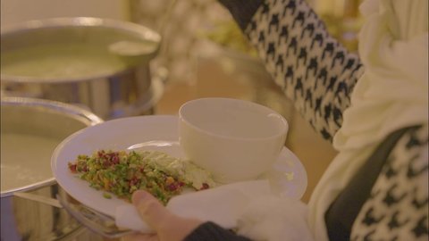 اصناف متنوعه من المأكولات والمشروبات، قضاء اوقات ممتعه فى الهواء الطلق ،  مفهوم الخدمة الذاتية في المطاعم السعودية، تصوير مقرب ليد سيدة عربية خليجية سعودية تقوم بسكب الطعام من البوفيه في المطعم