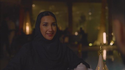 الخروج في سهرة مسائية عائلية ، قضاء أوقات ممتعة في الهواء الطلق بأجواء لطيفة,  شرب العصائر الطازجة، زوجان عربيان سعوديان خليجيان يجلسان في كافيه , تبادل الحوارات والنقاشات ، مفهوم الاسره السعيده, عطلة نهاية الاسبوع