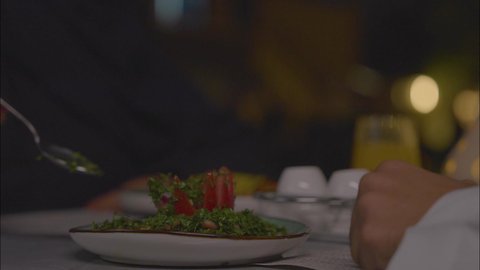 قضاء اوقات ممتعه, الاستمتاع بتناول الطعام, تصوير مقرب ليد زوجان عربيان سعوديان خليجيان يتناولان العشاء فى مطعم ، مفهوم الاسره السعيده, عطلة نهاية الاسبوع, تعارف وبناء علاقات اجتماعيه ، سفره مليئة بالمأكولات العربية