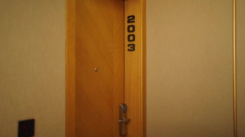 السياحه في المملكه العربيه السعوديه، منتجع سياحي فاخر, الإستعداد لبدء الفعاليات الصيفيه, الاستمتاع بالعطلات السياحيه والإجازه الصيفيه, شاليهات راقيه في السعوديه, رجل عربي خليجي سعودي يرتدي الزى التقليدي والشماغ ،يفتح باب غرفة فندقية فاخره