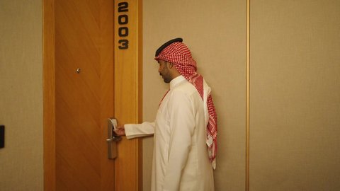 الإستعداد لبدء الفعاليات الصيفيه, الاستمتاع بالعطلات السياحيه والإجازه الصيفيه, شاليهات راقيه في السعوديه, رجل عربي خليجي سعودي يرتدي الزى التقليدي والشماغ ،يفتح باب غرفة فندقية فاخره، منتجع سياحي فاخر,السياحه في المملكه العربيه السعوديه