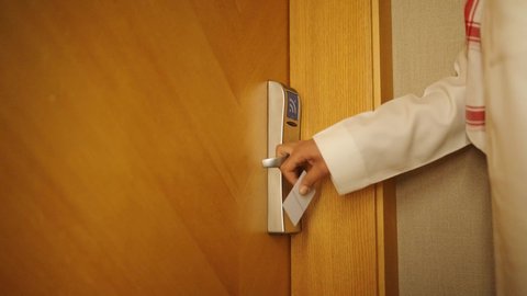 شاليهات راقيه في السعوديه, رجل عربي خليجي سعودي يرتدي الزى التقليدي والشماغ ،يفتح باب غرفة فندقية فاخره، منتجع سياحي فاخر, الإستعداد لبدء الفعاليات الصيفيه, الاستمتاع بالعطلات السياحيه والإجازه الصيفيه, السياحه في المملكه العربيه السعوديه