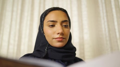 الاستمتاع بالهدوء والراحة داخل المنزل، ممارسة الهوايات المفضلة، الاهتمام بالعلم والثقافة والدين ،  قضاء الوقت بالمطالعة ،تنمية المهارات الفكرية ،   سيدة عربية خليجية عمانية ترتدي العباءه والحجاب تقف بجوار مكتبه خشبيه وتقرأ كتاب ،  تعزيز مفهوم المعرفة