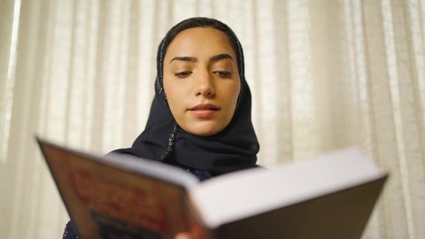 قضاء الوقت بالمطالعة ،ممارسة الهوايات المفضلة، الاهتمام بالعلم والثقافة والدين ،  تنمية المهارات الفكرية ،  تعزيز مفهوم المعرفة ،  سيدة عربية خليجية عمانية ترتدي العباءه والحجاب تقف بجوار مكتبه خشبيه وتقرأ كتاب ،  الاستمتاع بالهدوء والراحة داخل المنزل