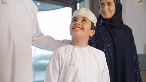 الاستمتاع بالاجازه الصيفيه ،سياحة وفندقة وسفر ، قضاء أوقات ممتعة مع العائله ،  عائله عربية خليجية سعودية تجر حقيبة السفر بالقرب من مكتب الاستقبال في الفندق