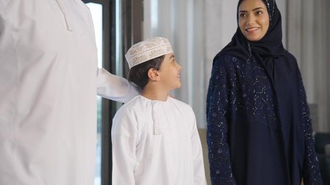 قضاء أوقات ممتعة مع العائله ، سياحة وفندقة وسفر ،  الاستمتاع بالاجازه الصيفيه ،عائله عربية خليجية سعودية تجر حقيبة السفر بالقرب من مكتب الاستقبال في الفندق