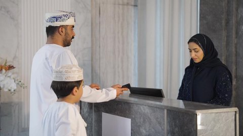 سيده عربيه خليجيه عمانيه  تعمل في مجال الإستعلامات ، سياحه وفندقه وسفر، إستعلامات وإستفسارات فى خدمة العملاء ، إجراءات الحجز والدخول لدى مكتب الاستقبال في الفندق، عائله عربية خليجية عمانيه تقوم بالدفع عند الكاشير بطريقة الكترونية بإستخدام بطاقة الإئتمان البنكية