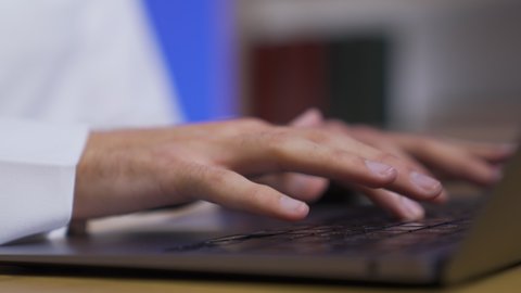 التطور والتكنولوجيا الحديثة، ادارة الأعمال عن بعد، استخدام جهاز اللابتوب ،دمج التقنيات المتطوره فى الحياه اليوميه ، إنجاز المهام المطلوبة عبر اللابتوب، تصوير مقرب لرجل عربي خليجي سعودي يرتدي الزى التقليدي مع الشماغ يجلس على كرسي في غرفة المعيشه ويستخدم جهاز الحاسوب المحمول