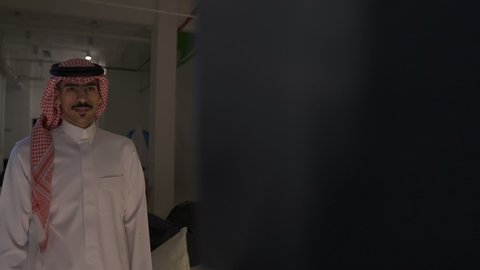 تنمية المهارات الفكرية ، الاستمتاع بالهدوء والراحة داخل المنزل، تعزيز مفهوم الثقافة والمعرفة ، ممارسة الهوايات المفضلة، تصوير لرجل عربي خليجي سعودي يرتدي الزى التقليدي مع الشماغ يأخذ كتاب من المكتبه المنزليه ويقوم بقراءة الكتاب ،الاستمتاع بقراءة الروايات والقصص ، قضاء الوقت بالمطالعة