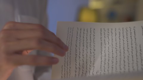 الاستمتاع بقراءة الروايات والقصص ،تنمية المهارات الفكرية ، تصوير من الجانب لرجل عربي خليجي سعودي يرتدي الزى التقليدي مع الشماغ يجلس على الأريكة في غرفة المعيشة ويقوم بقراءة كتاب ،قضاء الوقت بالمطالعة والثقافة،  تعزيز مفهوم الثقافة والمعرفة ،ممارسة الهوايات المفضلة، الاستمتاع بالهدوء والراحة داخل المنزل