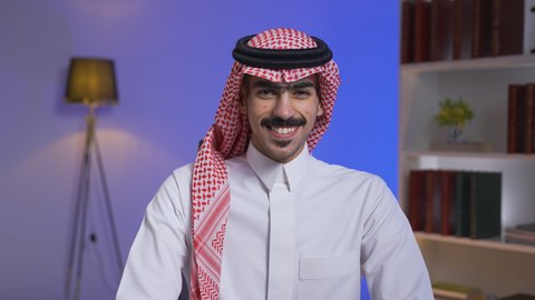 الاهتمام بالأناقة والمظهر الخارجي، رجل عربي خليجي سعودي مبتسم يرتدي الشماغ والثوب التقليدي ينظر إلى الكاميرا بإيماءات السرور، الشعور بالثقة في النفس، صورة شخصية للوثائق الرسمية