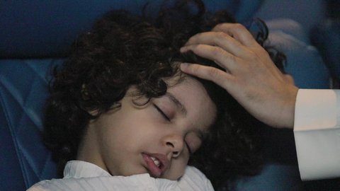 الإحساس بالإرهاق و الحاجه الى النوم والراحه، الشعور بالتعب والكسل والخمول, تصوير مقرب لصبي سعودي نائم داخل قاعه السينما، قضاء عطله نهايه الاسبوع