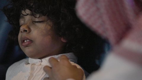 الشعور بالتعب والكسل والخمول, تصوير مقرب لصبي سعودي نائم داخل قاعه السينما، الإحساس بالإرهاق و الحاجه الى النوم والراحه، قضاء عطله نهايه الاسبوع
