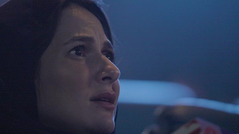 تعابير الاندماج و السرور اثناء مشاهده الفيلم، تصوير مقرب لامراة عربيه خليجيه سعودية محجبة تجلس في صالة السينما، مشاهدة الأفلام السينمائية، عطلة نهاية الأسبوع ، قضاء أوقات ممتعة