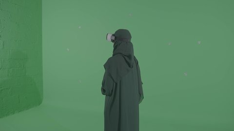 تقنيات حديثة و أجهزة تكنولوجية، رفع الايدي عاليا بتعابير محاولة لمس شيء ما, دمج العالم الخيالي مع المتعة والتسلية، بورتريه من الخلف لامرأة عربية خليجية سعودية محجبة ترتدي نظارة الواقع الإفتراضي تقوم باللعب في ألعاب الفيديو الترفيهية، قضاء وقت ممتع في اللعب, خلفية خضراء ، كروما