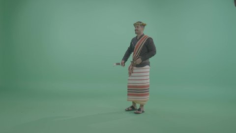 الفعاليات والأنشطة الترفيهيه في السعودية, بورتريه لشاب عربي خليجي سعودي يرتدي الزي الجيزاني يقوم بالرقص الشعبي ,الاحتفال باليوم الوطني السعودي 23 سبتمبر , خلفية خضراء، كروما