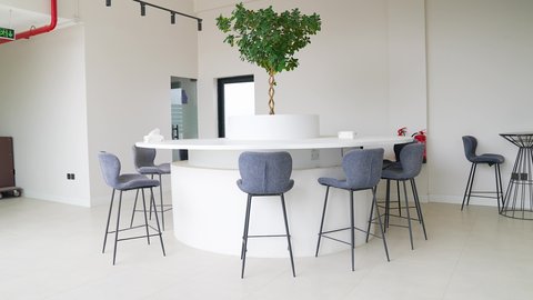 واجهات زجاجية في مكتب العمل، تصميم عصري لمكاتب شركات المملكة العربية السعودية، تصاميم داخلية وديكورات راقية على الطراز الحديث، تجهيزات مكتبية حديثة بأثاث أنيق ومريح