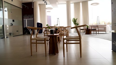 ديكورات راقية وتصاميم داخلية على الطراز الحديث, تجهيزات مكتبية حديثة بأثاث أنيق ومريح، تصميم عصري لمكاتب شركات المملكة العربية السعودية, واجهات زجاجية ضخمة في مكتب العمل