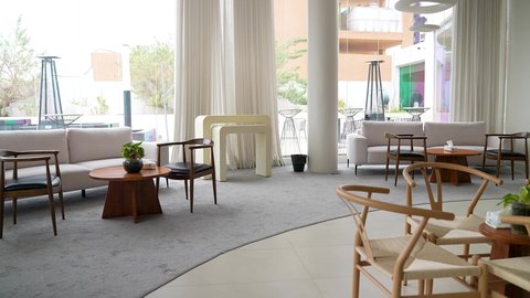 تصميم عصري لمكاتب شركات المملكة العربية السعودية،  تصاميم داخلية وديكورات راقية على الطراز الحديث، تجهيزات مكتبية حديثة بأثاث أنيق ومريح, واجهات زجاجية ضخمة في مكتب العمل