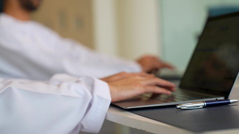 تنظيم و ادارة المهام عبر اللابتوب، تصوير مقرب ليد شخص ما يقوم بالضغط على ازار لوحة المفاتيح الخاصة بالحاسوب المحمول، استخدام الاجهزة والتقنيات الحديثة في العمل